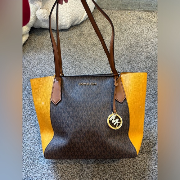 Michael Kors Kimberly Purse - Picture 1 of 6
